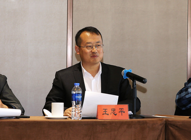 和众泽益志愿服务中心主任、北京林业大学经济管理学院副教授王忠平主持研讨会
