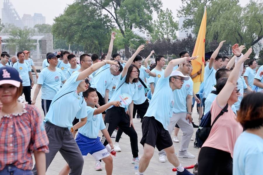 参与者正在进行热身运动