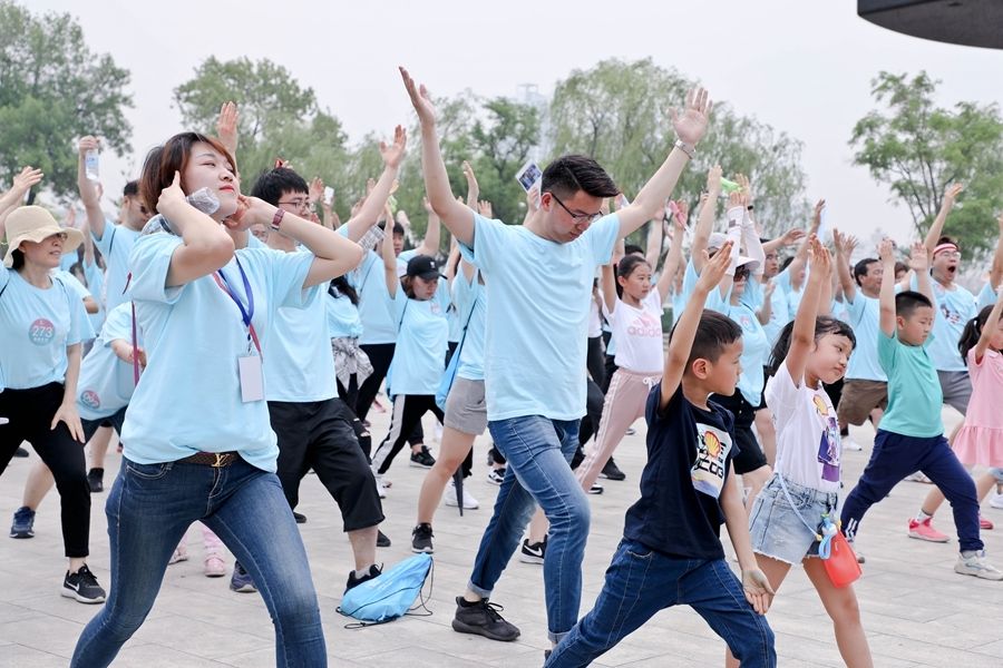 参与者正在进行热身运动