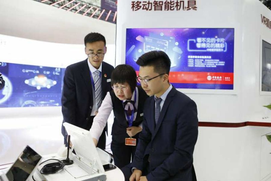 中国银行展位吸引观众驻足