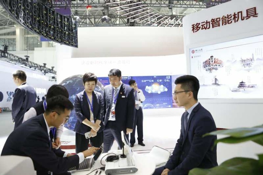 中国银行展位吸引观众驻足