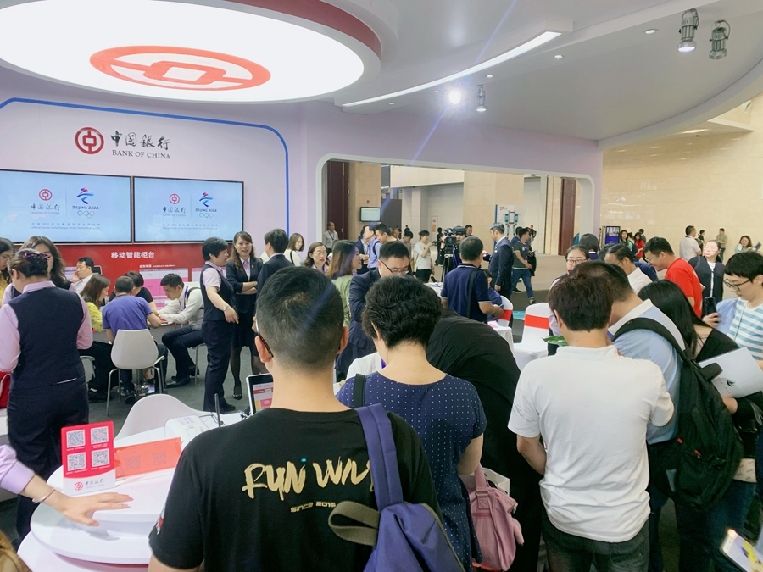 中国银行展位吸引观众驻足
