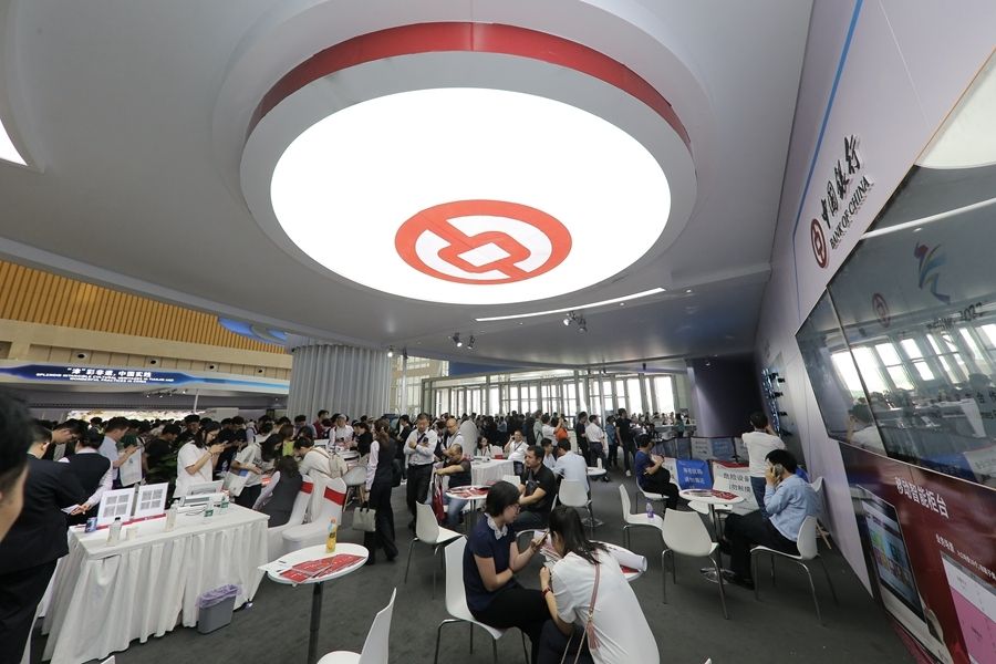 中国银行展位吸引观众驻足