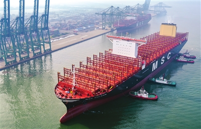 世界载箱量最大集装箱船"地中海古尔松"轮在天津港首航