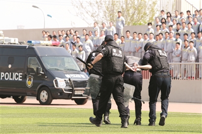 反恐实景演练走进新区校园