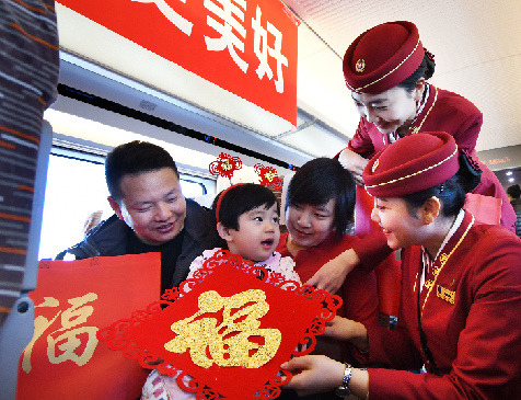 春运首日 旅客把福“袋”回家