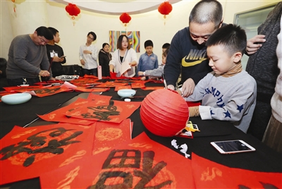 今年过年 带着“私人定制”春联回家