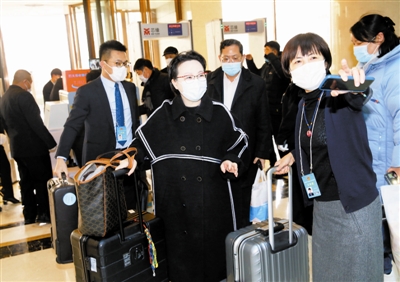 出席市十七届人大五次会议的人大代表陆续报到