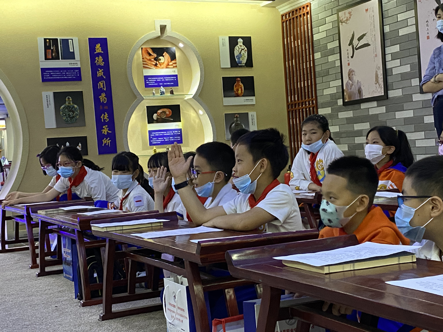 学生参加中华优秀传统文化活动体验