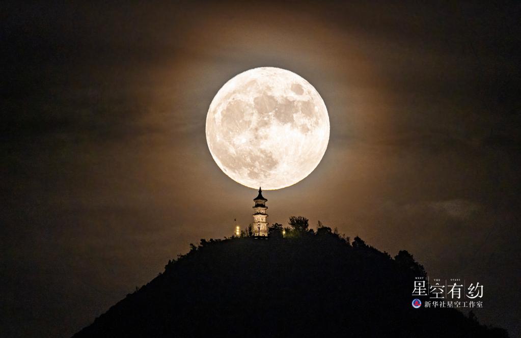 今年中秋星月争辉，明年十五如期月圆