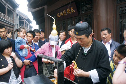 “走进滨海”旅游摄影作品展选登《吹糖艺人》