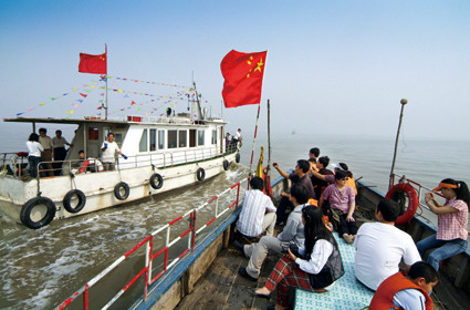 “走进滨海”旅游摄影作品展选登《出海当渔民》