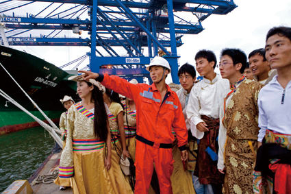 “走进滨海”旅游摄影作品展选登《描绘未来——天津红光中学藏族学生游览天津港》
