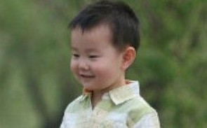 张绍刚可爱儿子首度曝光 骑着父亲肩膀萌态毕