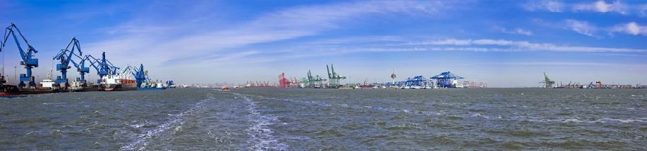《远眺天津港》