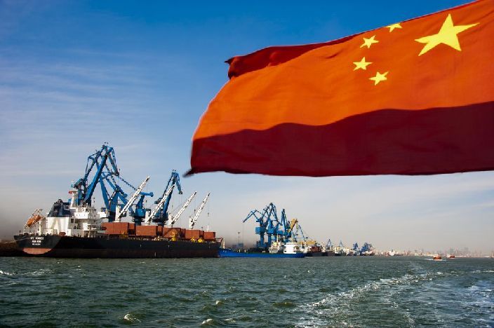 《远眺南疆码头》