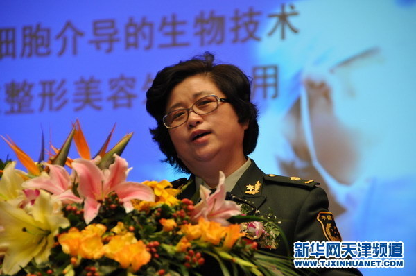 中国武装警察部队总医院皮肤再生医学科创始人汤苏阳作《细胞介导的生物技术在整形美容外科中的应用》主题演讲