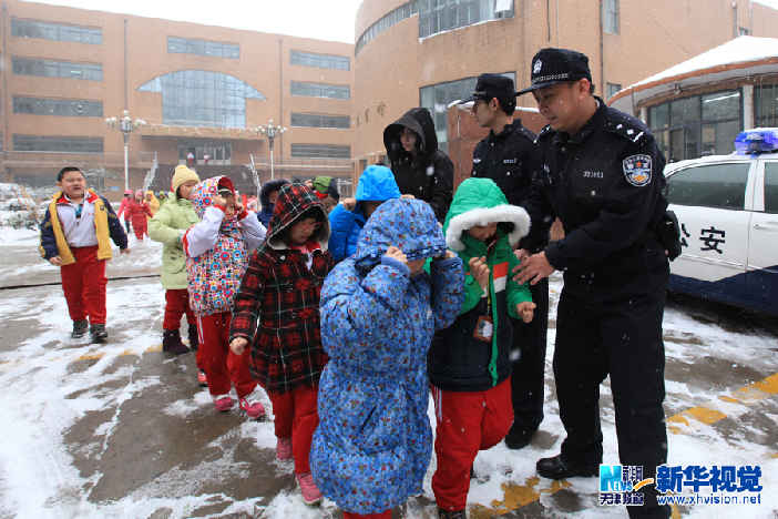 津城民警雪中送服务解民忧