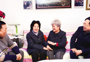 孙春兰来到全国劳模孙丽华家中看望慰问