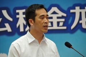 公积金管理中心工作人员介绍新龙卡功能