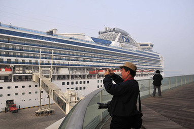 参加第二届摄影大赛的摄影师在天津邮轮母港采风