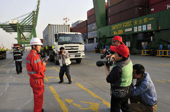 第二届摄影大赛摄影师拍摄港口工人