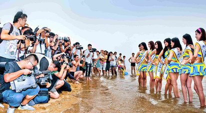 拍摄新丝路中国模特大赛天津赛区一场分赛的摄影师