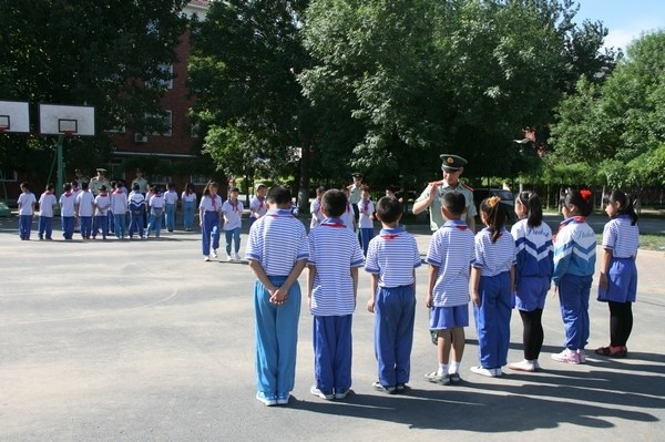 宜兴埠镇小学生进军营过六一 圆了孩子们的军营梦