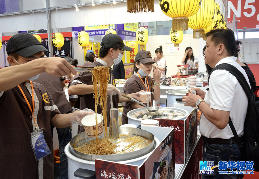 台湾美食区小吃吸引参观者前来品尝和购买