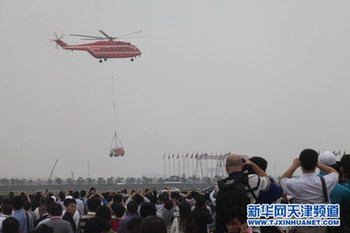 直升机绞车吊运模拟救生表演
