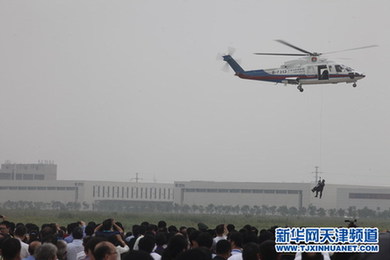 模拟交通事故直升机应急救援表演