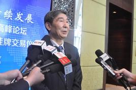 中國橡膠工業協會名譽會長范仁德接受媒體採訪