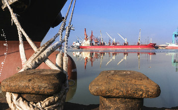 第四届天津港湾旅游文化节摄影大赛港口风光类银奖《船桩缆》
