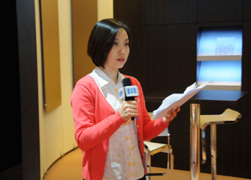 图说天津夏季达沃斯论坛:靓丽女记者